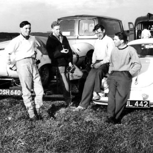 Jim, Graham Gault  et Ian Scott Watson prêt à partir pour une course avec la Porsche et la Jaguar sur la remorque 
© Graham Gault
